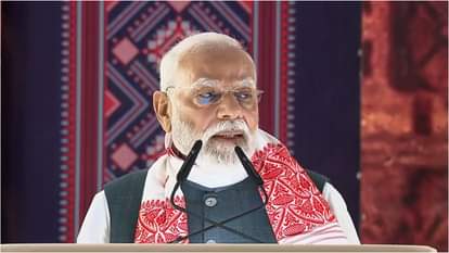 असम में जनसभा को संबोधित करते पीएम मोदी।
