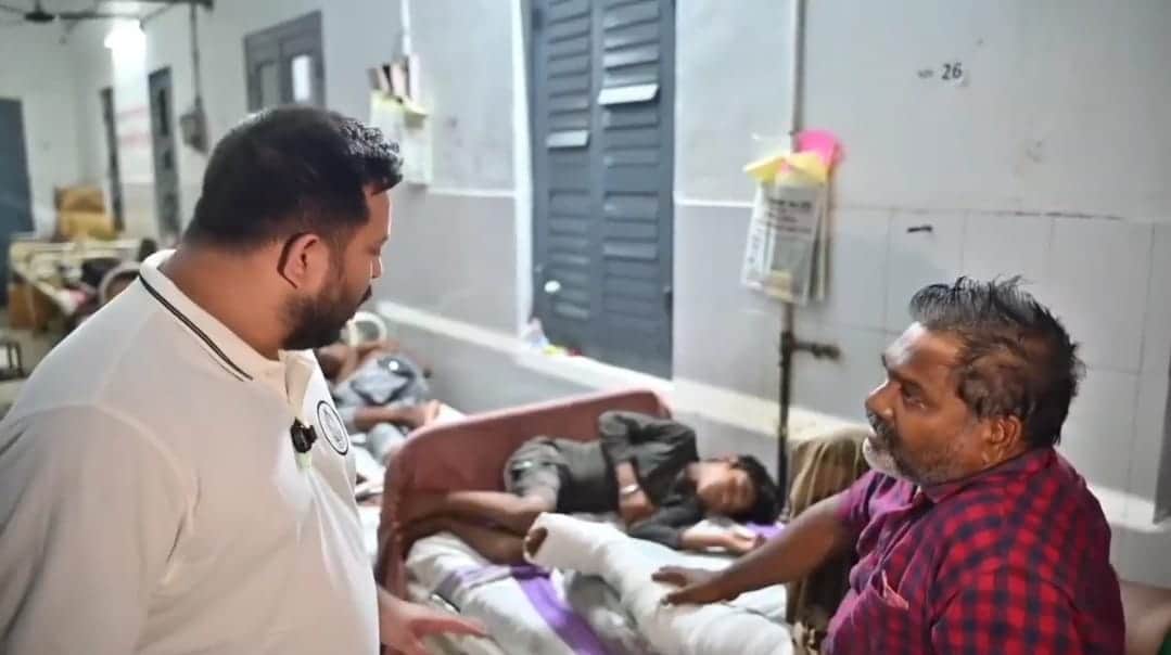 जीएमसीएच में मरीजों से बातचीत करते तेजस्वी यादव।