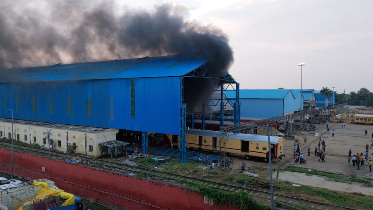 In Gorakhpur, Power car caught fire due to negligence, four people including two supervisors were chargesheete