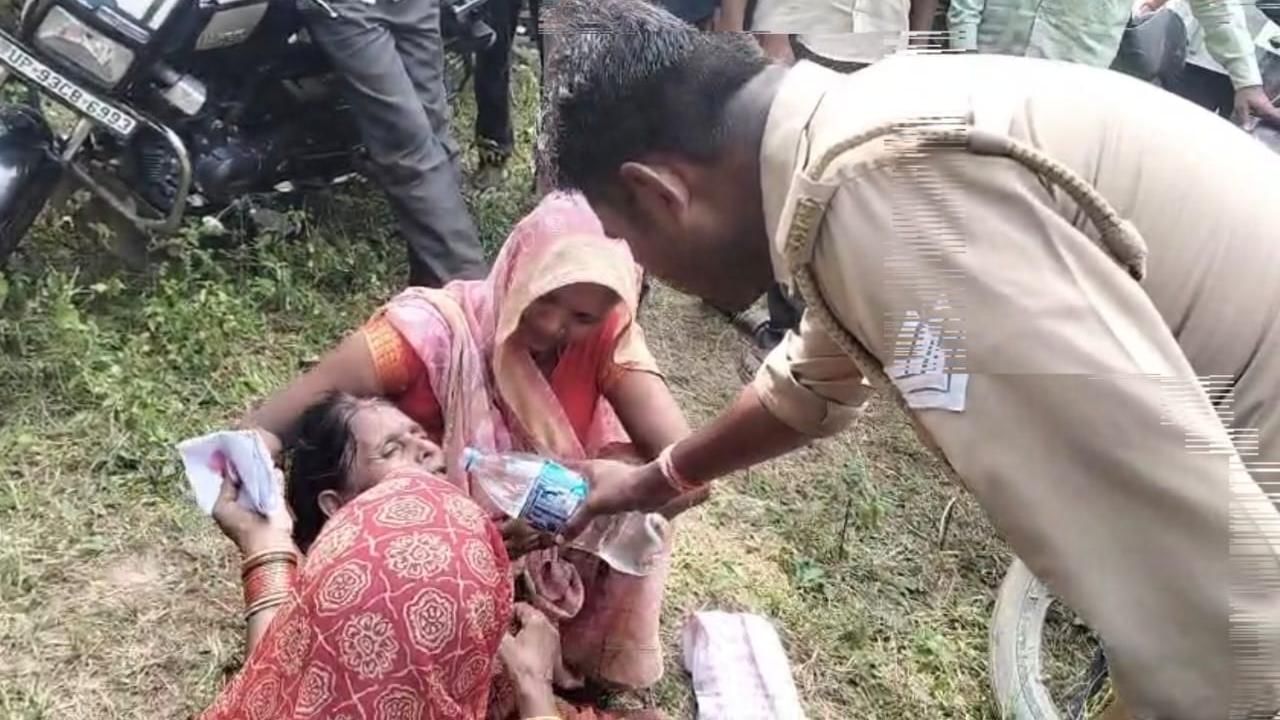 घायल महिला किसान को पानी पिलाता जवान
