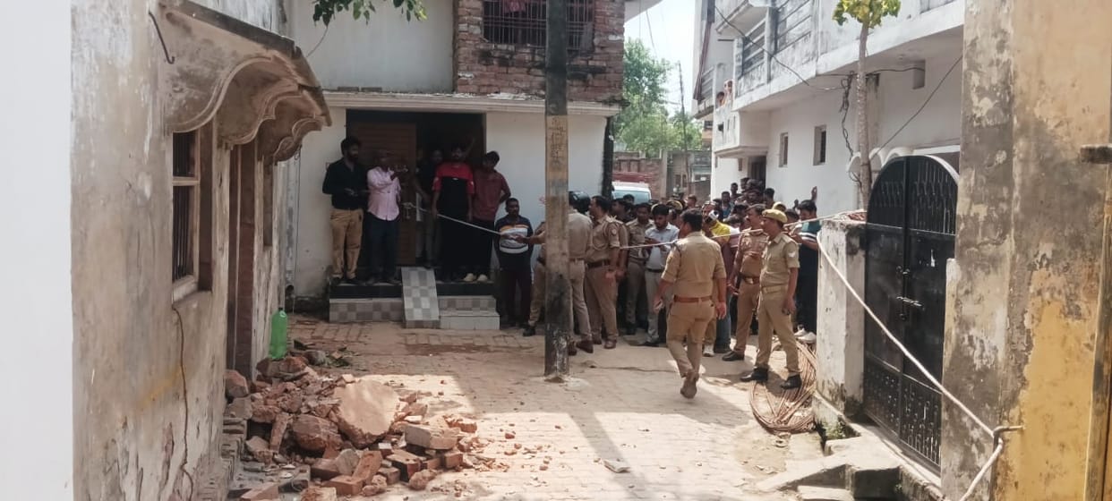 Gonda: Roof of an old house collapsed, four people buried under the debris, one dead