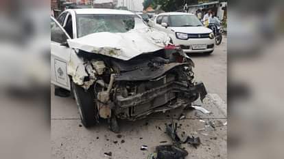 हादसे में कार के परखचे उड़ गए।