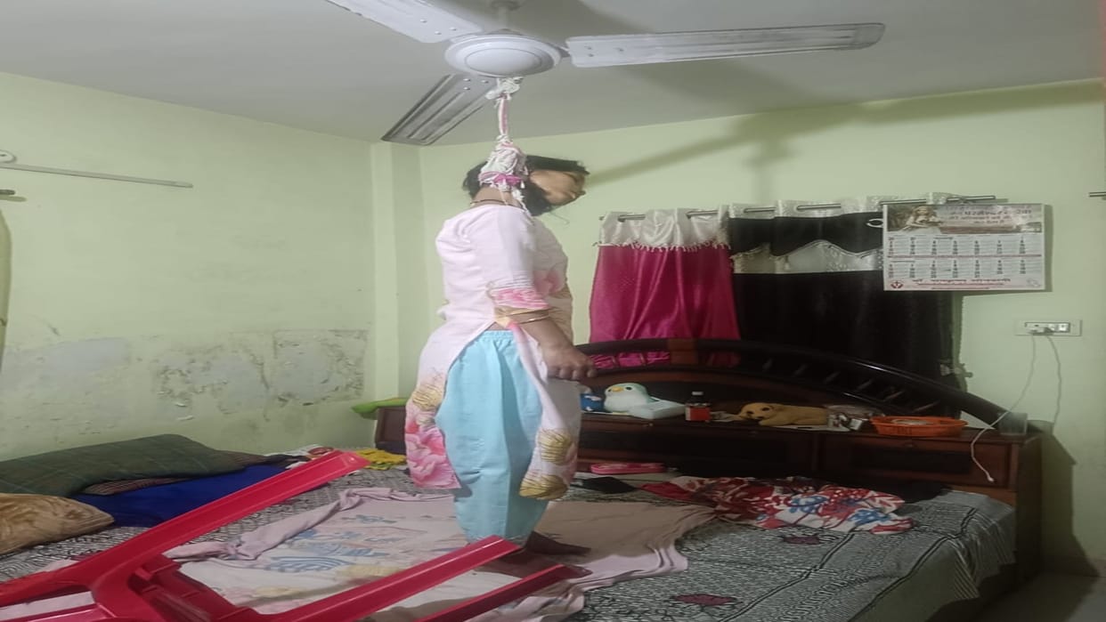 Constable wife committed suicide by hanging herself in police colony Balrampur, she was troubled by illness
