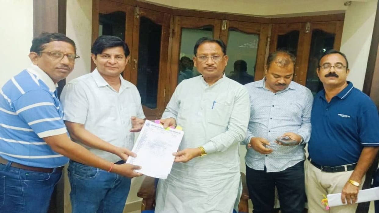 Engineers angry over decision to reduce promotion quota, Diploma Engineer Association met CM Say in Bilaspur