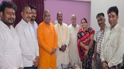 भाजपा के प्रदेश संगठन महामंत्री पवन साय ने वरिष्ठ नेता श्रीनिवास मिश्रा से की सौजन्य भेंट