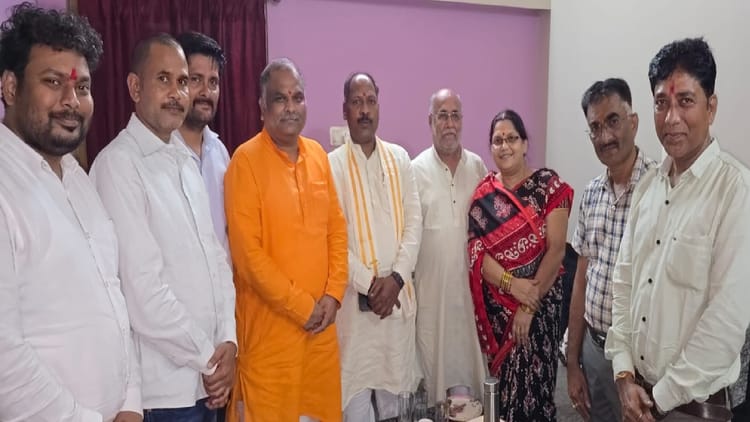 जगदलपुर: भाजपा के प्रदेश संगठन महामंत्री पवन साय ने वरिष्ठ नेता श्रीनिवास मिश्रा से की सौजन्य भेंट