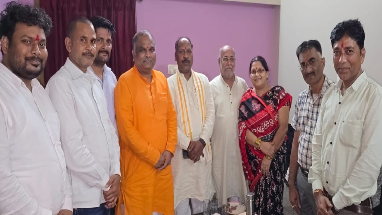 BJP state organization general secretary Pawan Sai met senior leader Srinivas Mishra in Jagdalpur