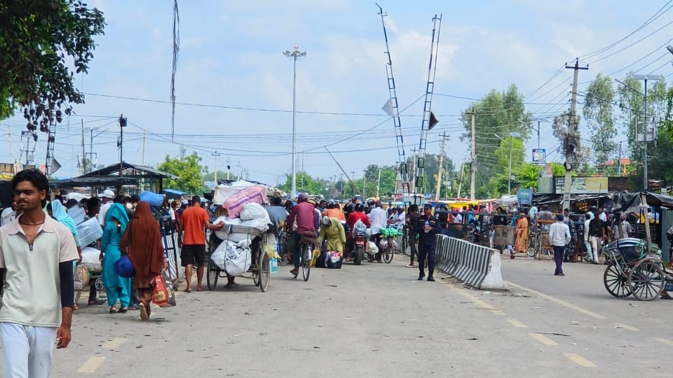 India Nepal Border: After Four Days, Truck Queue Cleared as Traffic Resumes News in Hindi