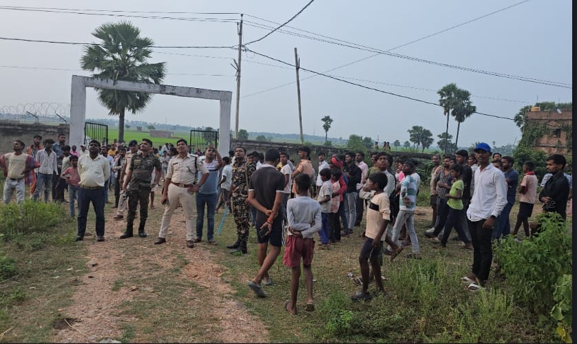 इंसानियत शर्मसारः रातभर पड़ा रहा युवक का शव, पुलिस की सुस्ती पर भड़के लोग