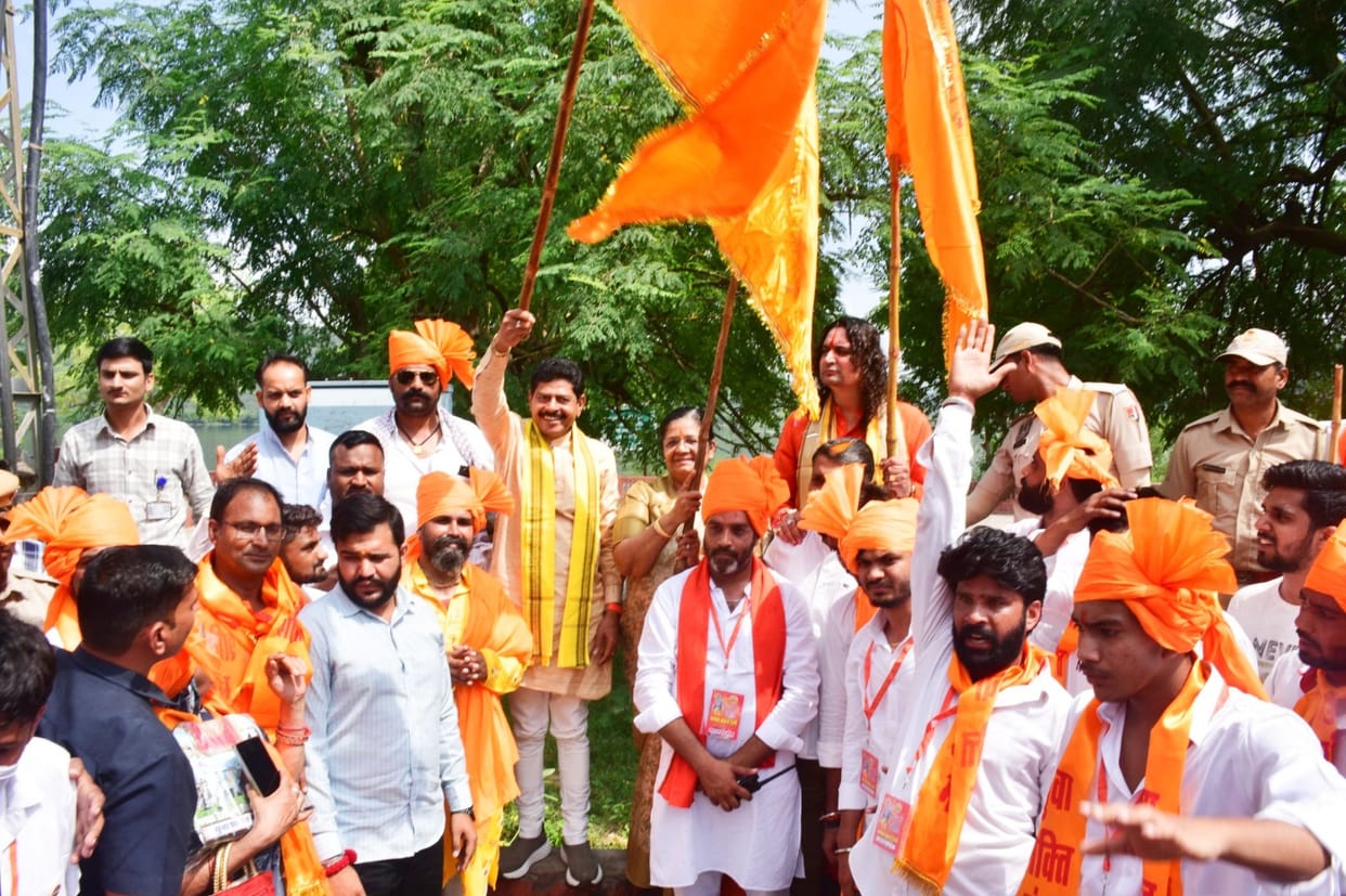 Jaipur News : Massive Saffron Rally in Jaipur Demands ‘State Mother’ Status for Cow