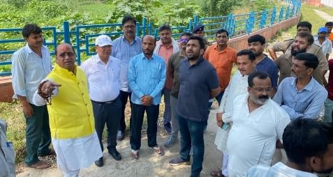 मामा का तालाब का निरीक्षण करते विधायक सुरेंद्र मैथानी, कानपुर विकास प्राधिकरण के उपाध्यक्ष मदन सिंह