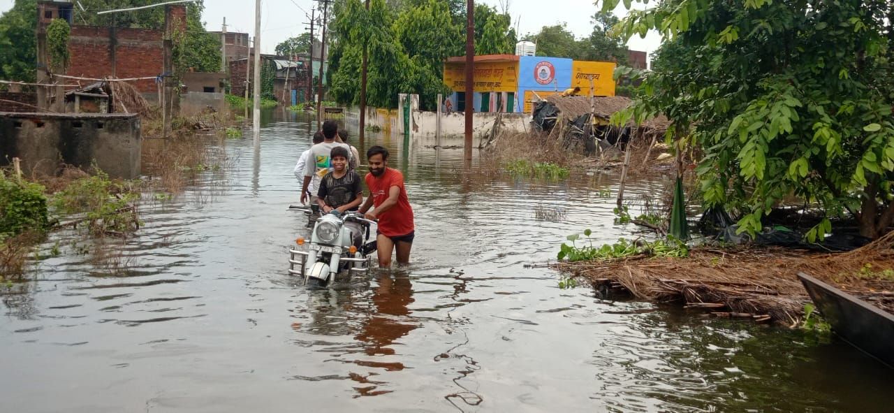 भोपालपुरवा में अभी भी काफी बाढ़ पानी भरा हुआ है
