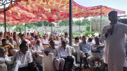 कार्यक्रम में बोलते सरधना विधायक अतुल प्रधान।