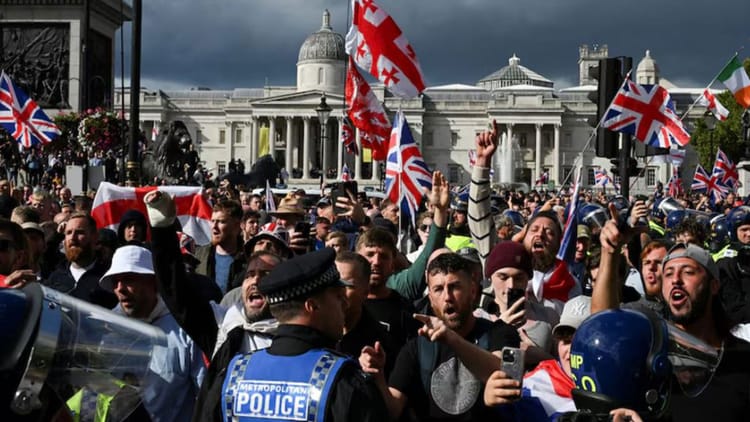 London Protests: 'लोगों को शांतिपूर्ण विरोध का अधिकार', ब्रिटिश PM ने पुलिस पर हमले और नस्लवाद की भी निंदा की