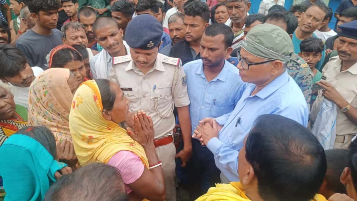 Flood victims blocked the road in Munger, created a ruckus demanding relief money