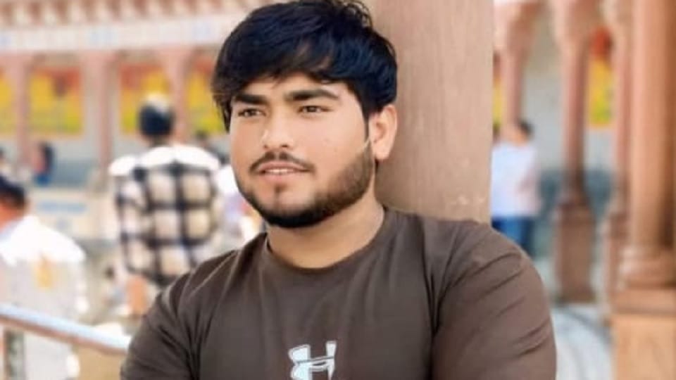 A young man died after coming in contact with the current of a high tension line