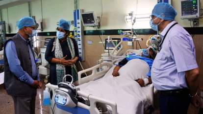 पंडित छन्नू लाल मिश्र का हाल जानने पहुंचे कुलपति प्रो. अजित चतुर्वेदी।