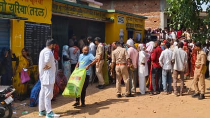Jhansi: Farmers are troubled due to lack of fertilizers, woman gets injured after falling during a scuffle