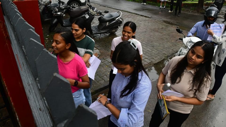 परीक्षा देने पहुंची युवतियों को नहीं मिली एंट्री।