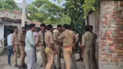 गांव में तैनात पुलिस फोर्स