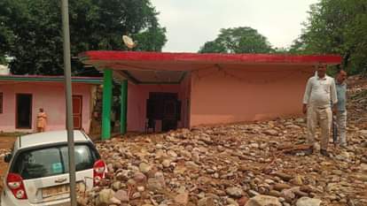 सुजानपुर में घरों में घुसा मलबा।