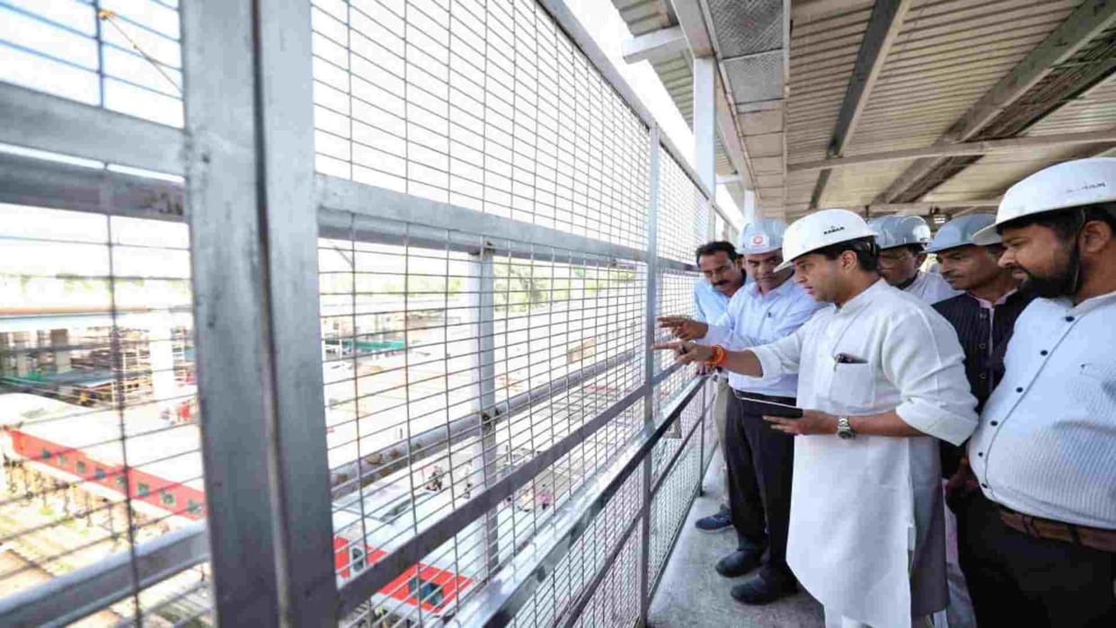 Bhopal News: Union Minister Scindia visits the site of the under-construction Gwalior railway station