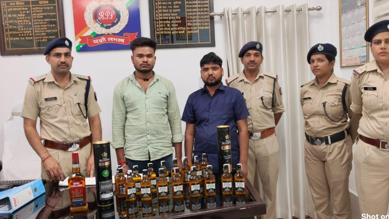 शराब की बोतलों के साथ पुलिस गिरफ्त में आरोपी