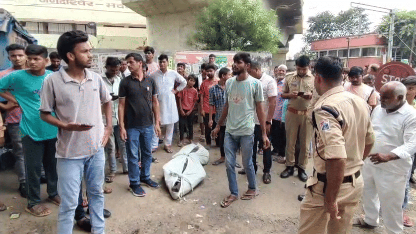 A man commits suicide neae naka crossing in Sultanpur.