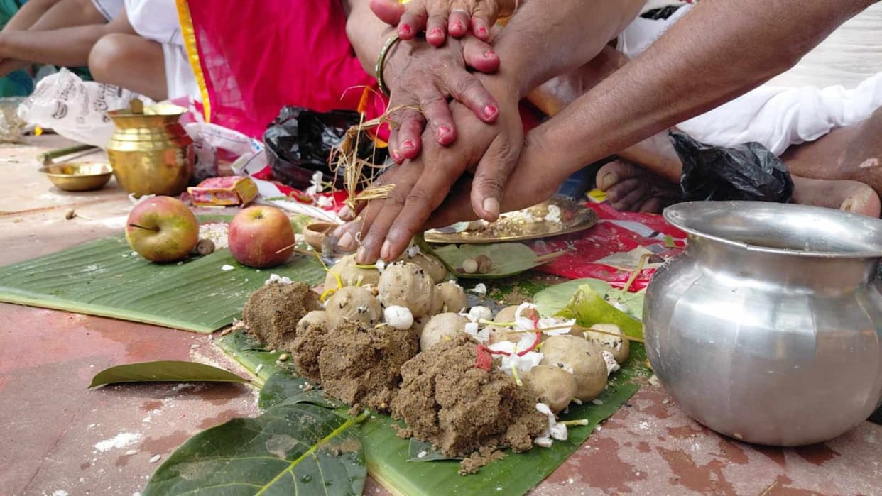 gaya sitakund wedi pitripaksh mela sand pind daan shortage and pilgrims buying sand