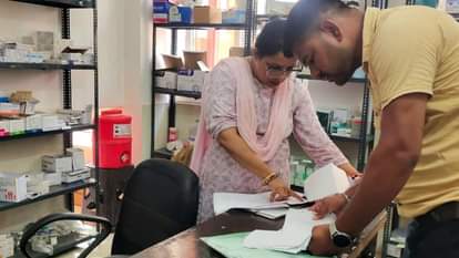 दवाओं को चेक करती औषधि नीरिक्षक टीम