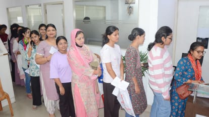camp was organized in Amar Ujala office for making learning licence  for woman