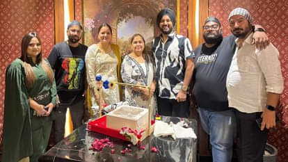 यूट्यूबर सिंगर अमनदीप अपने परिवार के साथ