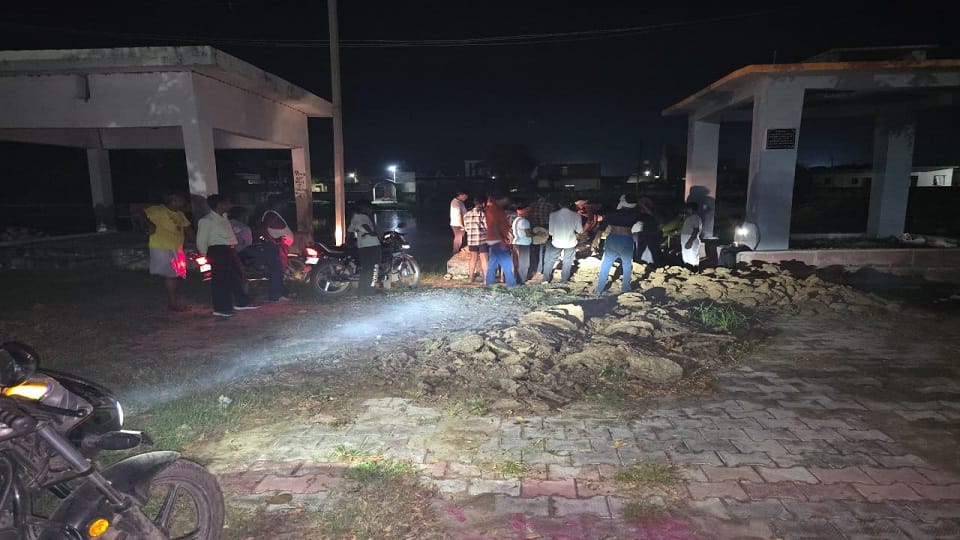 dead body last rites in mobile and bike light due to darkness in crematorium