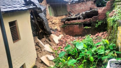 Himachal Weather : मलबे में दबीं मां-बेटी, कड़ी मशक्कत के बाद निकाला, भूस्खलन की चपेट में आए दो मजदूर Himachal Weather Mother and daughter buried under debris two labourers trapped Yellow alert in six districts