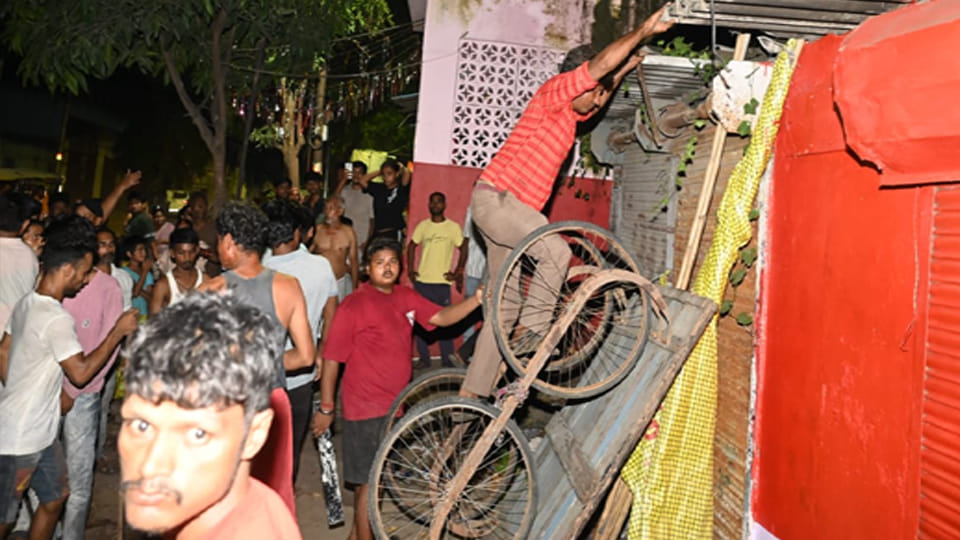 Kanpur: Now thieves have entered the city, youths keep alerting people with sticks and rods all night