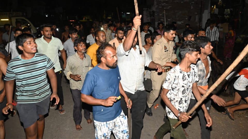 Kanpur: Now thieves have entered the city, youths keep alerting people with sticks and rods all night