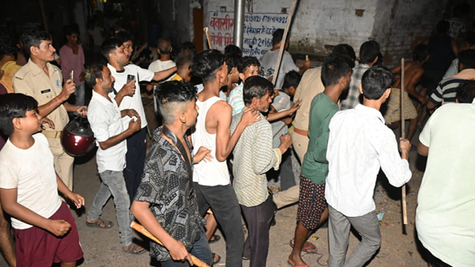 Kanpur: Now thieves have entered the city, youths keep alerting people with sticks and rods all night