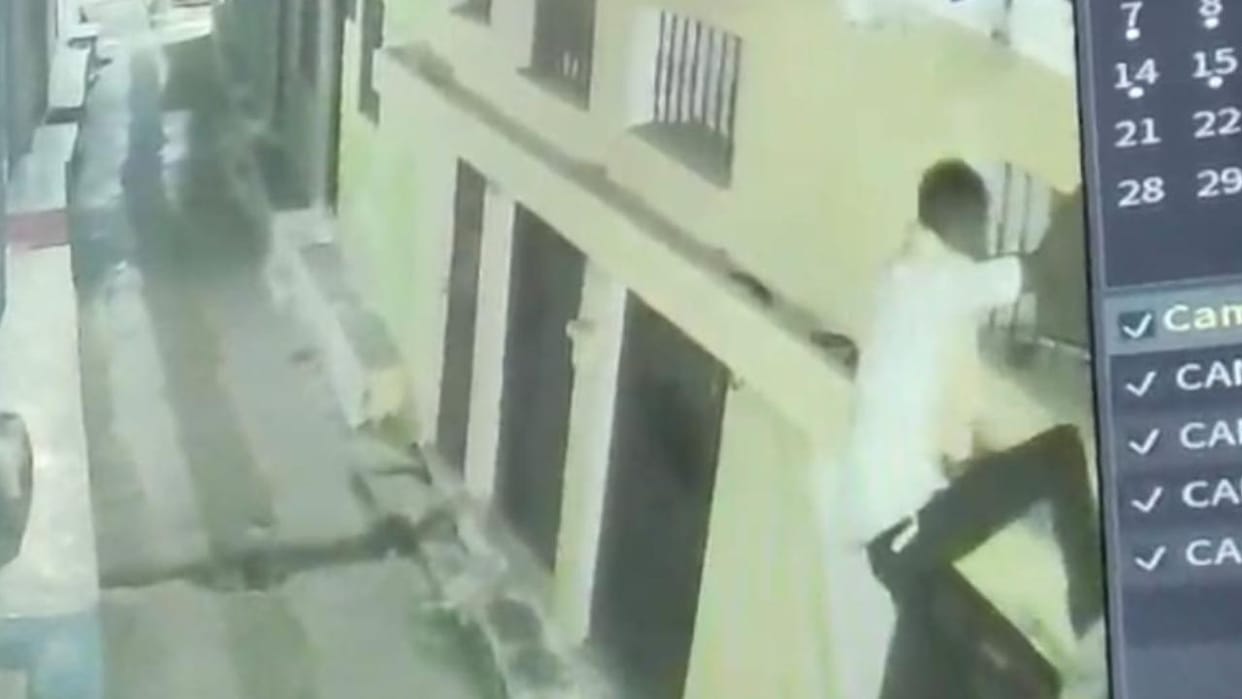 Jhansi: Thieves were trying to enter the house, ran away after hearing the neighbor's noise, caught on CCTV