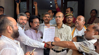 Kanpur: Teachers demonstrated outside the District Magistrate's office demanding removal of TET compulsion