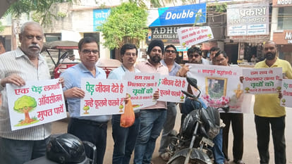 Kanpur: In Ashoknagar, people protested by sitting near branches of trees cut in the name of pruning