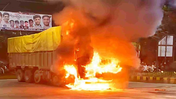 Indore News Major truck accident sadak hadsa Airport Road