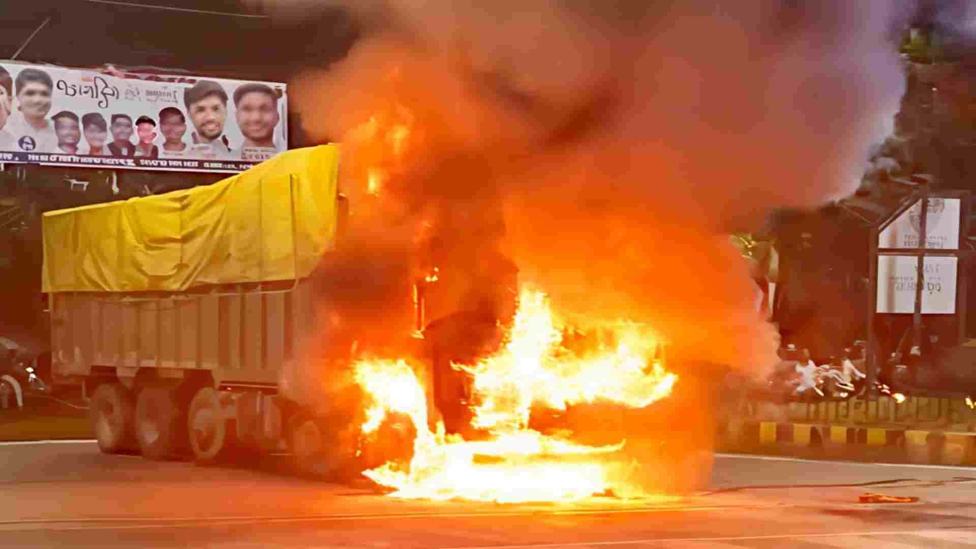 Indore News Major truck accident sadak hadsa Airport Road