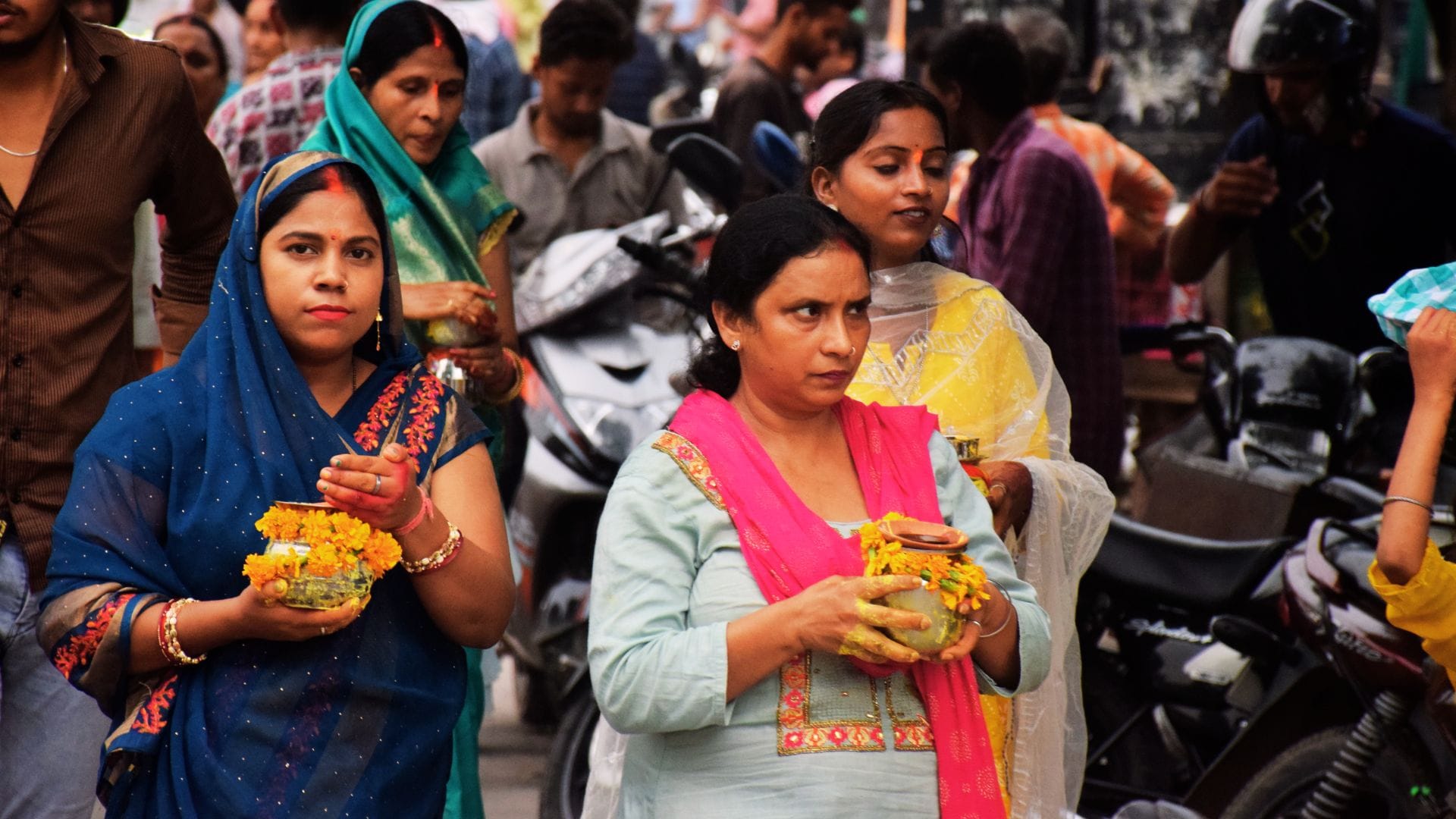 Jivitputrika vrat 2025 Women worshipped Goddess Lakshmi by fast for longevity of their children in varanasi