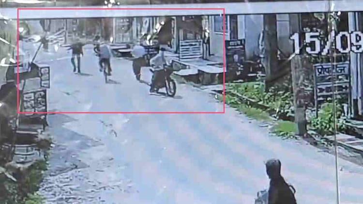 Haridwar: बेखौफ बदमाश...कनखल में दिनदहाड़े कई जगहों पर की हवाई फायरिंग, सीसीटीवी में कैद हुई घटना