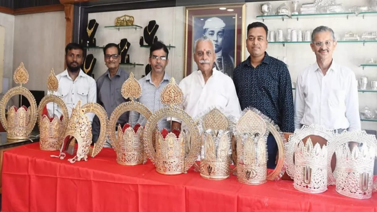 Prayagraj: Lord Shri Ram will wear the 150-year-old Lahori crown this year