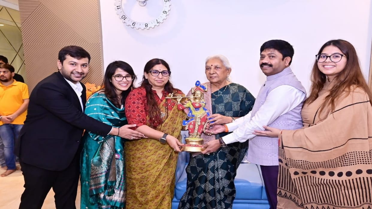 Prayagraj News: Governor Anandi Ben reached Nandi's residence, minister welcomed her with his family