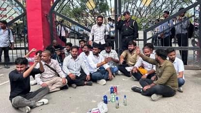 पूर्वांचल विश्वविद्यालय परिसर के मुख्य गेट पर छात्रों का प्रदर्शन