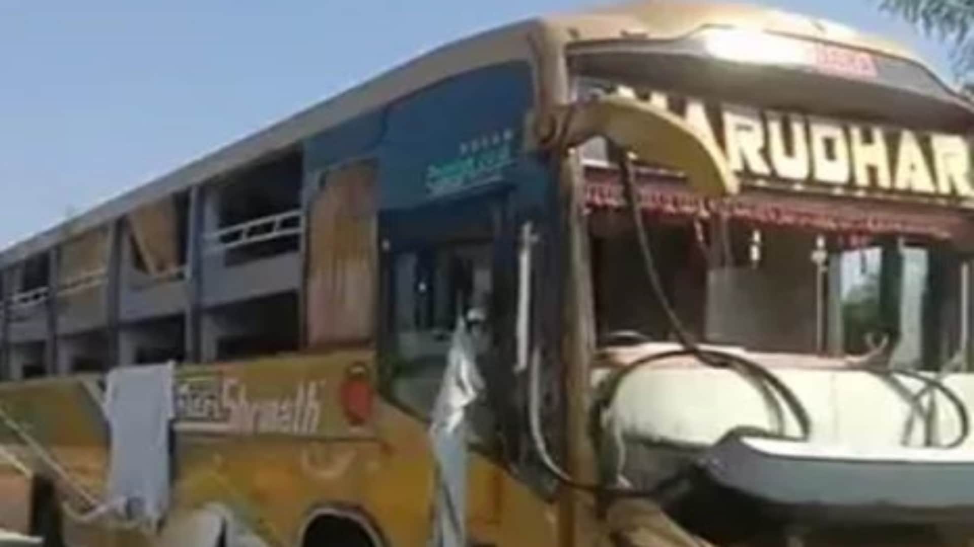 बेकाबू होकर पलटी निजी ट्रेवल्स बस