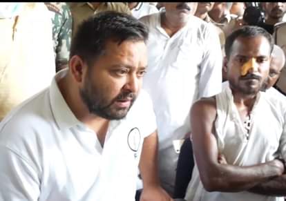 राजद नेता तेजस्वी यादव ने पीड़ित से की मुलाकात।