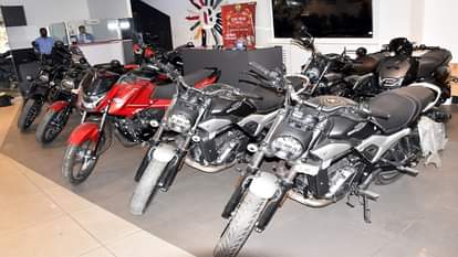 रसलगंज स्थित एक शोरूम पर बिक्री के लिए मौजूद बाइक